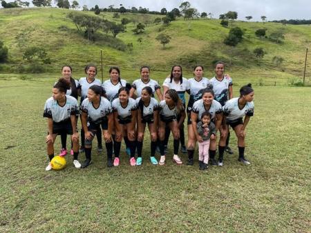 Estreia com Goleada: Equipe Feminina de Futebol de Campo Brilha em Torneio Regional