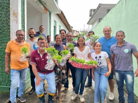 Escola Municipal Professora Ana Silva Celebra Primeira Colheita do Projeto Horta na Escola