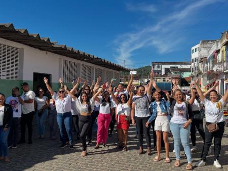 Mobilização leva mensagem de combate à violência contra a mulher à feira livre de Itagi