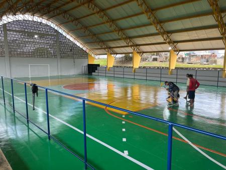 Quadra esportiva recebe nova pintura e ganha espaço renovado para a comunidade